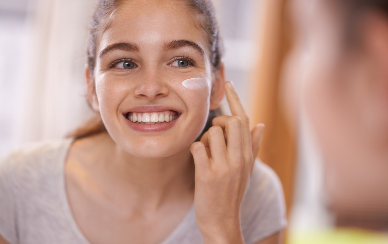 Hydration Station: How to Keep Your Skin Moisturized and Glowing All Year Round